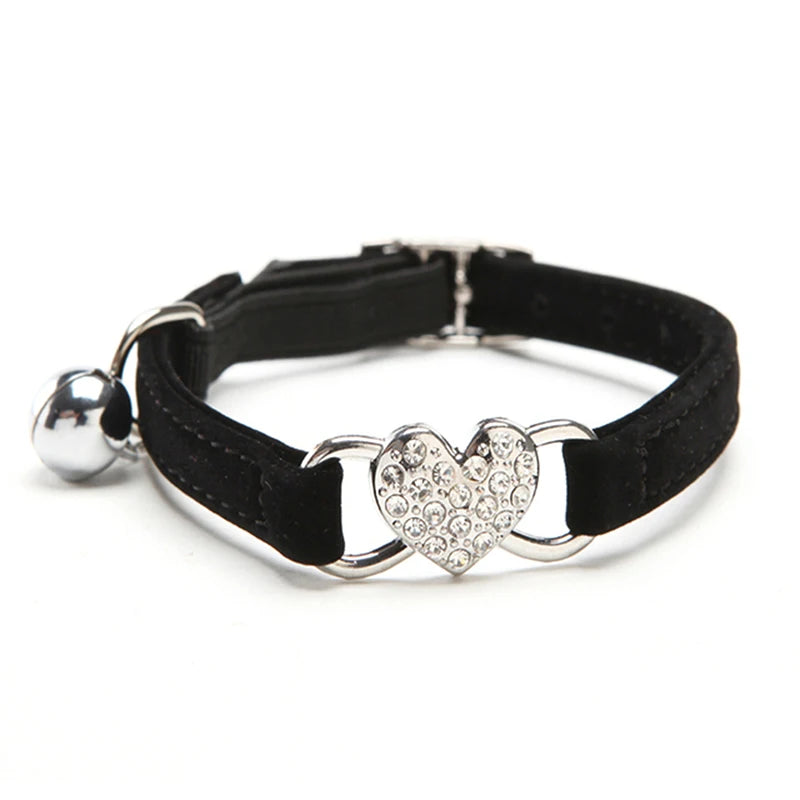🇫🇷 Collier pour chat en velours avec cœur & grelot – Élastique, réglable et sécurisé, 8 couleurs, convient aussi aux petits chiens 🇬🇧 Velvet Cat Collar with Heart & Bell – Safety elastic, adjustable, 8 colors, also fits small dogs
