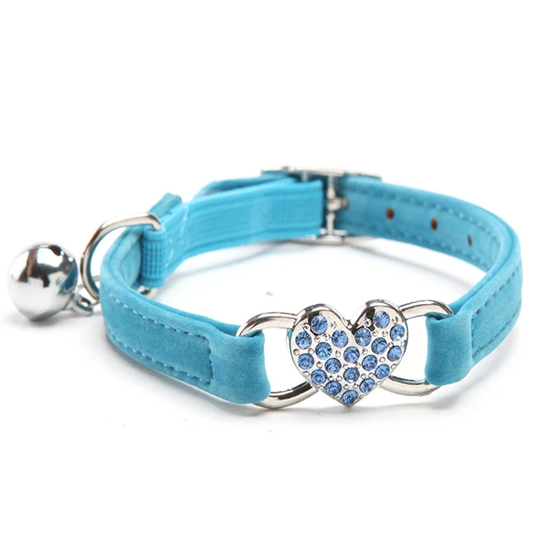 🇫🇷 Collier pour chat en velours avec cœur & grelot – Élastique, réglable et sécurisé, 8 couleurs, convient aussi aux petits chiens 🇬🇧 Velvet Cat Collar with Heart & Bell – Safety elastic, adjustable, 8 colors, also fits small dogs