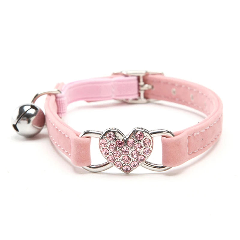 🇫🇷 Collier pour chat en velours avec cœur & grelot – Élastique, réglable et sécurisé, 8 couleurs, convient aussi aux petits chiens 🇬🇧 Velvet Cat Collar with Heart & Bell – Safety elastic, adjustable, 8 colors, also fits small dogs