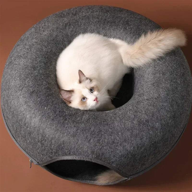 🇫🇷 Lit beignet en feutre pour chat – Maison 2-en-1 avec trou d’aération et tunnel pour jouer et se cacher 🇬🇧 Felt Donut Cat Bed – 2-in-1 House with Breather Hole and Tunnel for Hide & Play