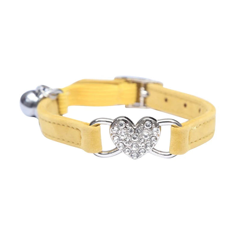 🇫🇷 Collier pour chat en velours avec cœur & grelot – Élastique, réglable et sécurisé, 8 couleurs, convient aussi aux petits chiens 🇬🇧 Velvet Cat Collar with Heart & Bell – Safety elastic, adjustable, 8 colors, also fits small dogs