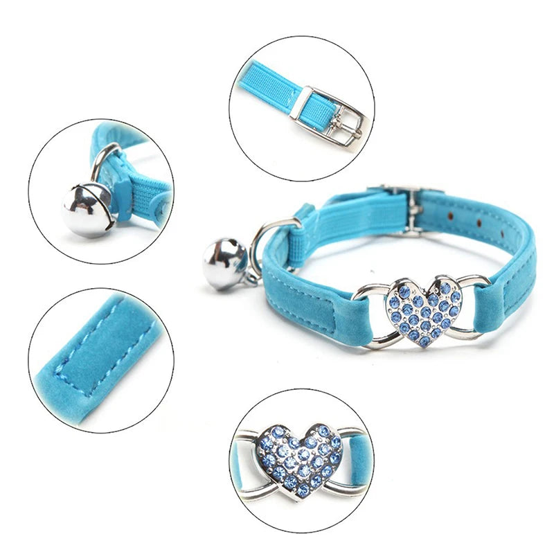 🇫🇷 Collier pour chat en velours avec cœur & grelot – Élastique, réglable et sécurisé, 8 couleurs, convient aussi aux petits chiens 🇬🇧 Velvet Cat Collar with Heart & Bell – Safety elastic, adjustable, 8 colors, also fits small dogs
