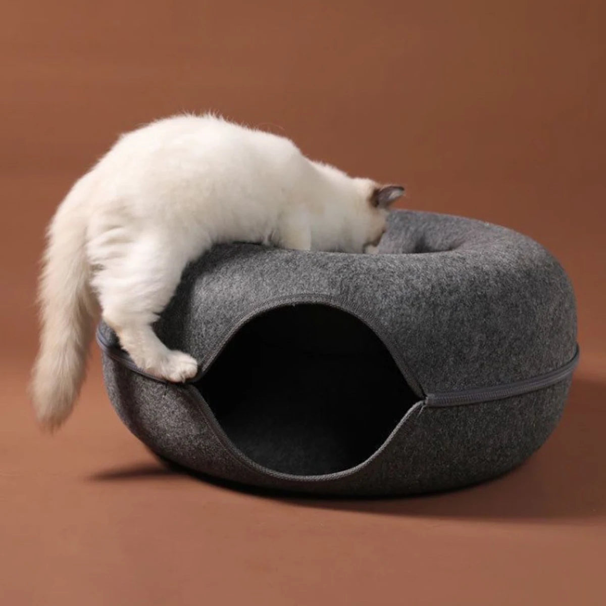 🇫🇷 Lit beignet en feutre pour chat – Maison 2-en-1 avec trou d’aération et tunnel pour jouer et se cacher 🇬🇧 Felt Donut Cat Bed – 2-in-1 House with Breather Hole and Tunnel for Hide & Play