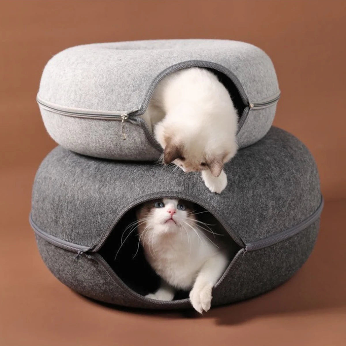 🇫🇷 Lit beignet en feutre pour chat – Maison 2-en-1 avec trou d’aération et tunnel pour jouer et se cacher 🇬🇧 Felt Donut Cat Bed – 2-in-1 House with Breather Hole and Tunnel for Hide & Play