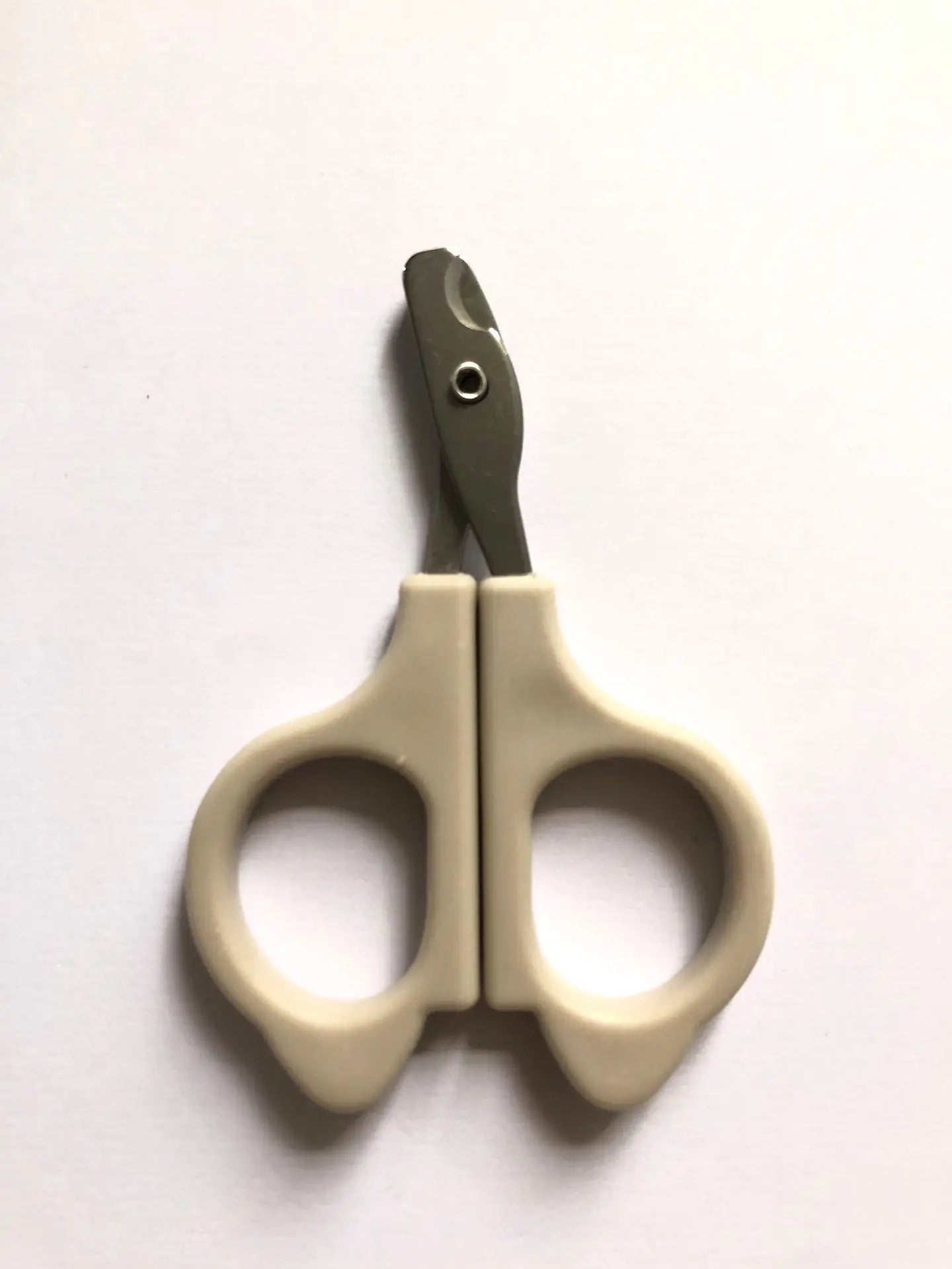 🇫🇷 Ciseaux à griffes pro pour chats et petits chiens – Coupe précise et sûre – Toilettage facile. 🇬🇧 Pro cat & small dog nail scissors – Safe, precise claw trimming – Easy grooming.