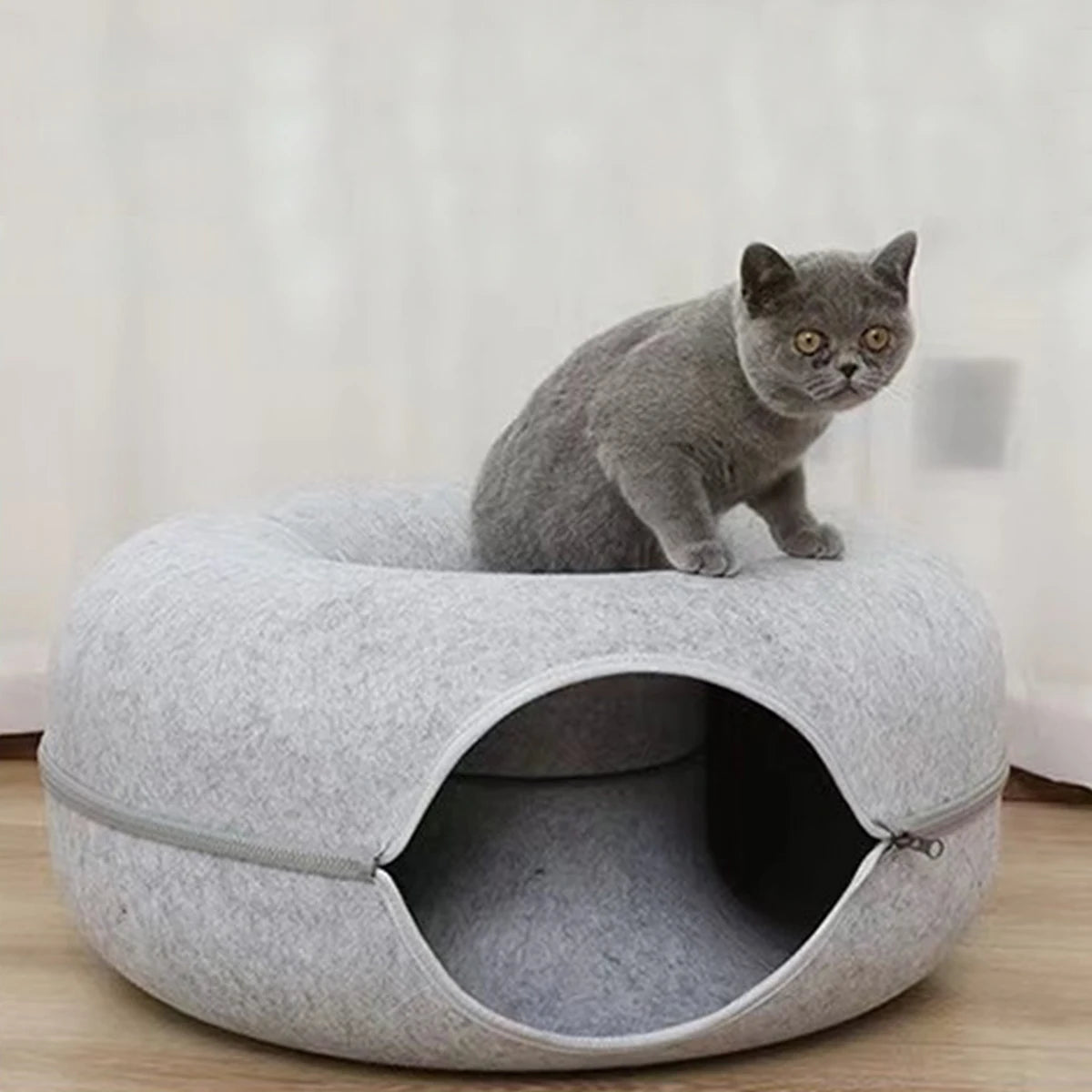 🇫🇷 Lit beignet en feutre pour chat – Maison 2-en-1 avec trou d’aération et tunnel pour jouer et se cacher 🇬🇧 Felt Donut Cat Bed – 2-in-1 House with Breather Hole and Tunnel for Hide & Play