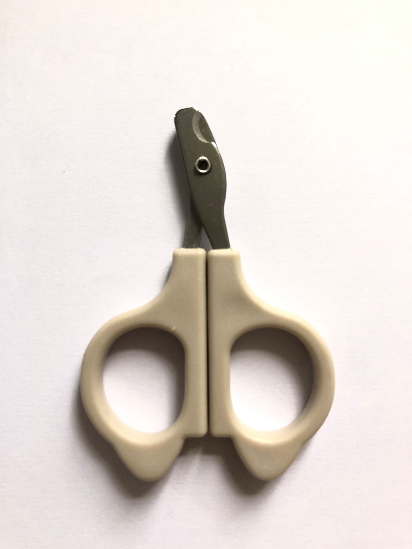 🇫🇷 Ciseaux à griffes pro pour chats et petits chiens – Coupe précise et sûre – Toilettage facile. 🇬🇧 Pro cat & small dog nail scissors – Safe, precise claw trimming – Easy grooming.