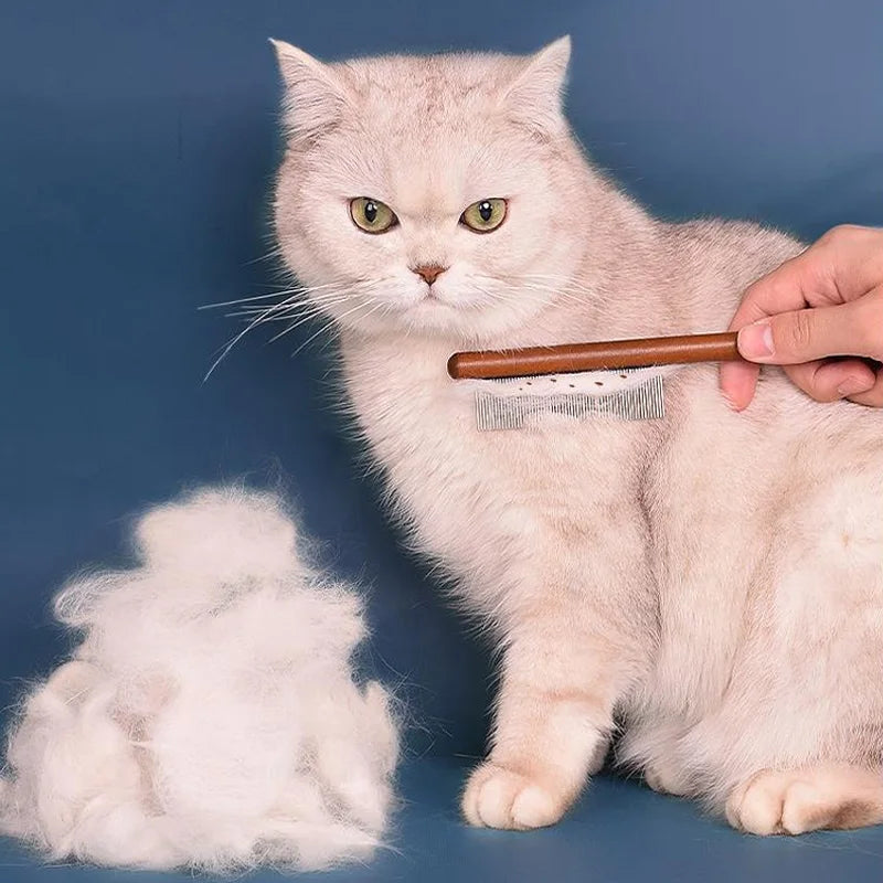 🇫🇷 Peigne en acier inoxydable pour chat, manche bois, retire poils morts – Toilettage chat/chien. 🇬🇧 Stainless steel cat comb, wooden handle, removes loose hair – Cat/dog grooming.