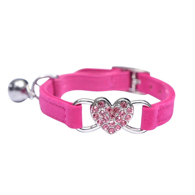 🇫🇷 Collier pour chat en velours avec cœur & grelot – Élastique, réglable et sécurisé, 8 couleurs, convient aussi aux petits chiens 🇬🇧 Velvet Cat Collar with Heart & Bell – Safety elastic, adjustable, 8 colors, also fits small dogs