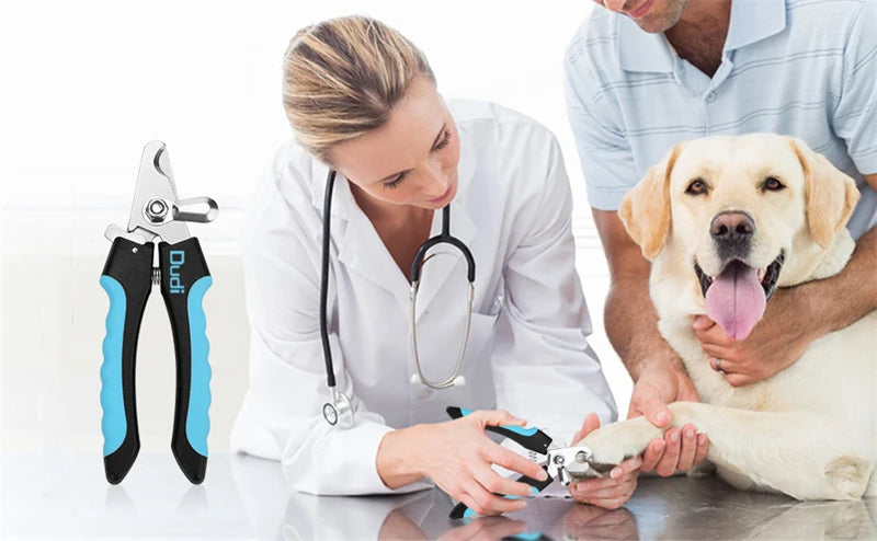 🇫🇷 Coupe-griffes pro avec butée de sécurité – Acier inoxydable – Pour chats et chiens, soin des griffes et toilettage. 🇬🇧 Pro nail clipper with safety guard – Stainless steel – For cats & dogs, claw care and grooming.