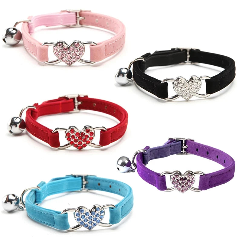 🇫🇷 Collier pour chat en velours avec cœur & grelot – Élastique, réglable et sécurisé, 8 couleurs, convient aussi aux petits chiens  🇬🇧 Velvet Cat Collar with Heart & Bell – Safety elastic, adjustable, 8 colors, also fits small dogs