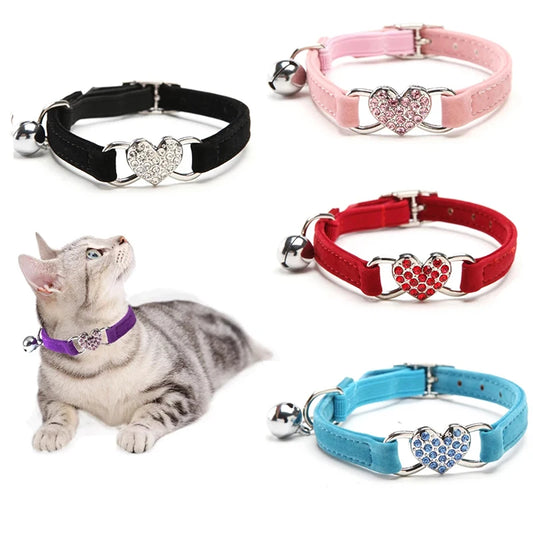 🇫🇷 Collier pour chat en velours avec cœur & grelot – Élastique, réglable et sécurisé, 8 couleurs, convient aussi aux petits chiens  🇬🇧 Velvet Cat Collar with Heart & Bell – Safety elastic, adjustable, 8 colors, also fits small dogs
