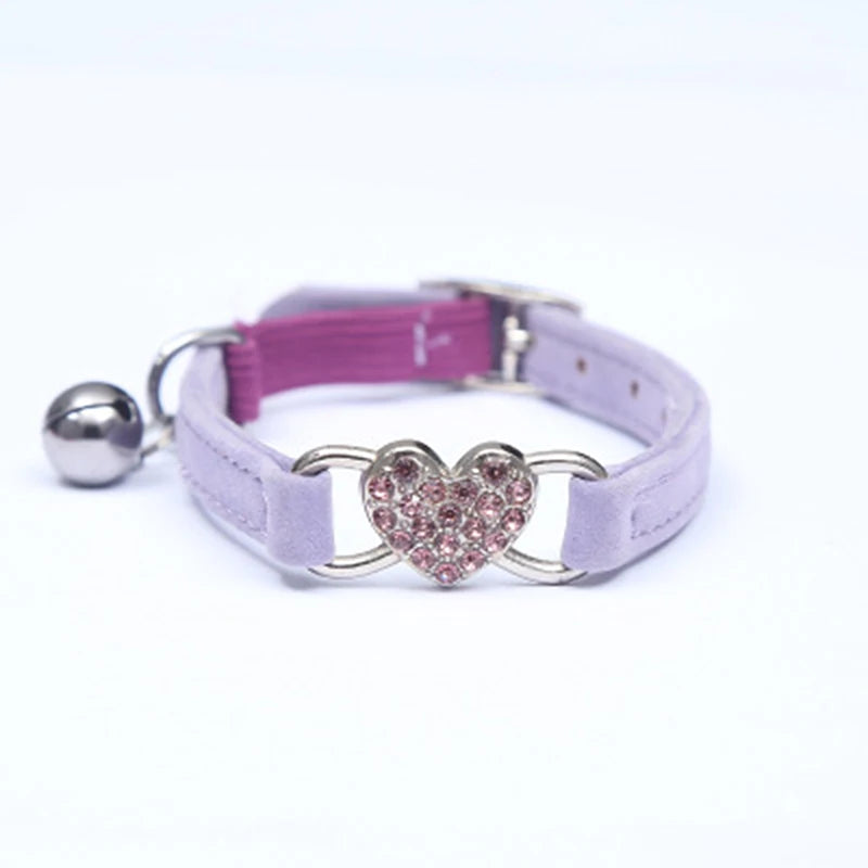 🇫🇷 Collier pour chat en velours avec cœur & grelot – Élastique, réglable et sécurisé, 8 couleurs, convient aussi aux petits chiens  🇬🇧 Velvet Cat Collar with Heart & Bell – Safety elastic, adjustable, 8 colors, also fits small dogs