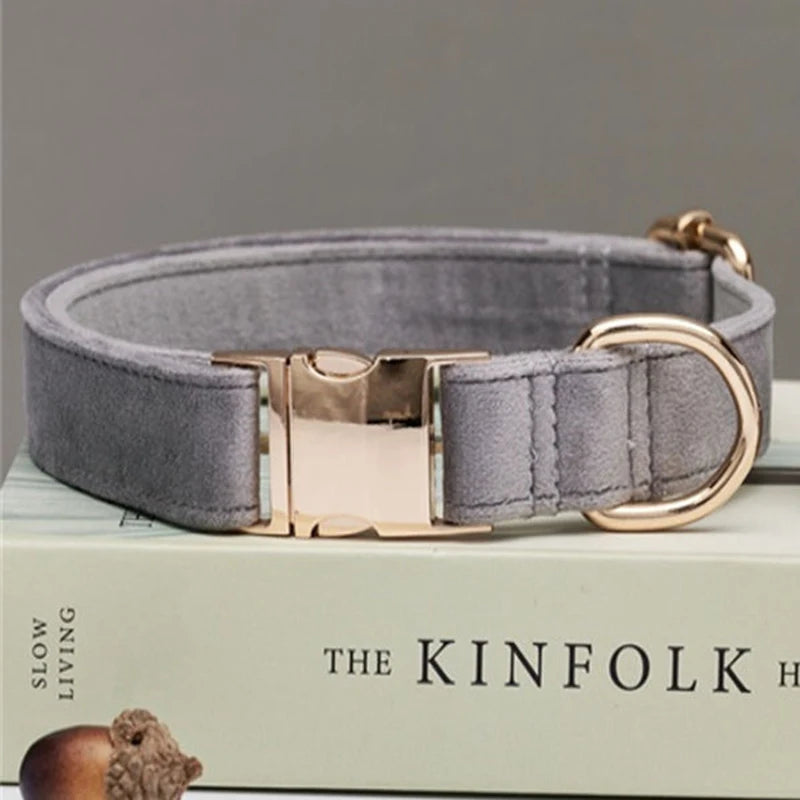 🇫🇷 Collier pour chien en velours personnalisable – Plaque gravée avec nom, boucle métal, laisse assortie,  idéal pour chiot   🇬🇧 Velvet Personalized Dog Collar – Engraved Name Plate, Metal Buckle, Matching Leash, Perfect Puppy or Wedding Gift