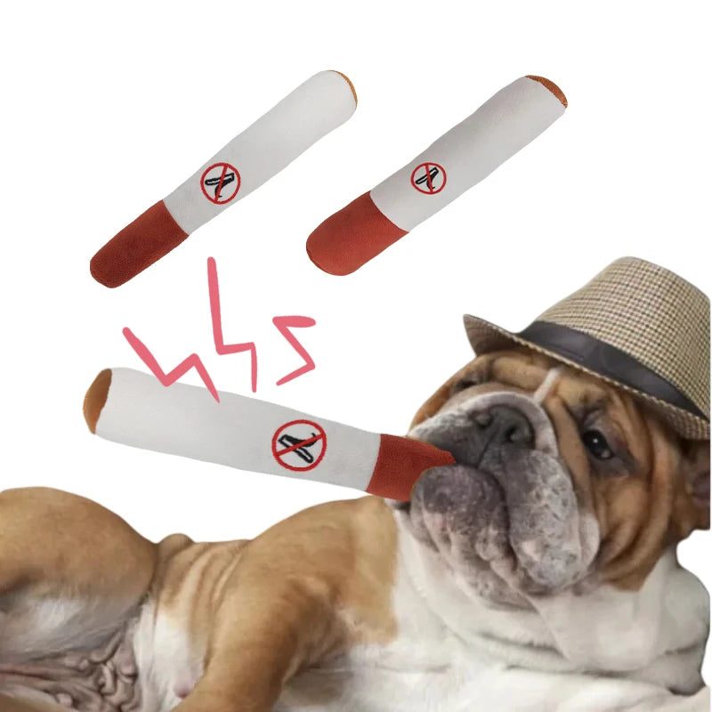 🇫🇷 Jouet cigare interactif pour chien – Peluche résistante avec couineur, idéal petits chiens, mâchage et jeu prolongé. 🇬🇧 Interactive cigar dog toy – Durable squeaky plush for small dogs, perfect for chewing and long play sessions.