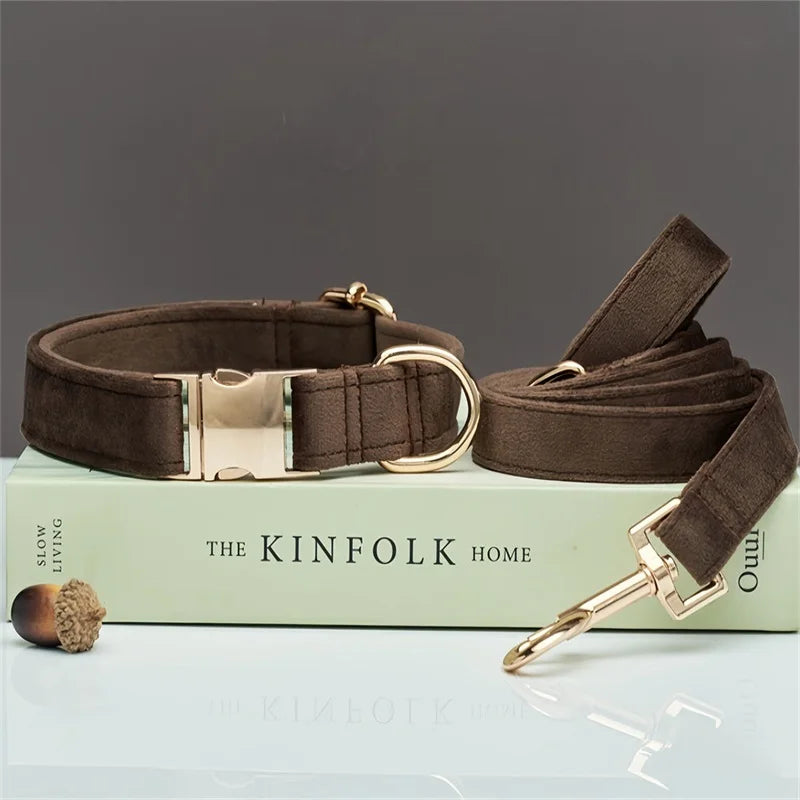 🇫🇷 Collier pour chien en velours personnalisable – Plaque gravée avec nom, boucle métal, laisse assortie,  idéal pour chiot   🇬🇧 Velvet Personalized Dog Collar – Engraved Name Plate, Metal Buckle, Matching Leash, Perfect Puppy or Wedding Gift
