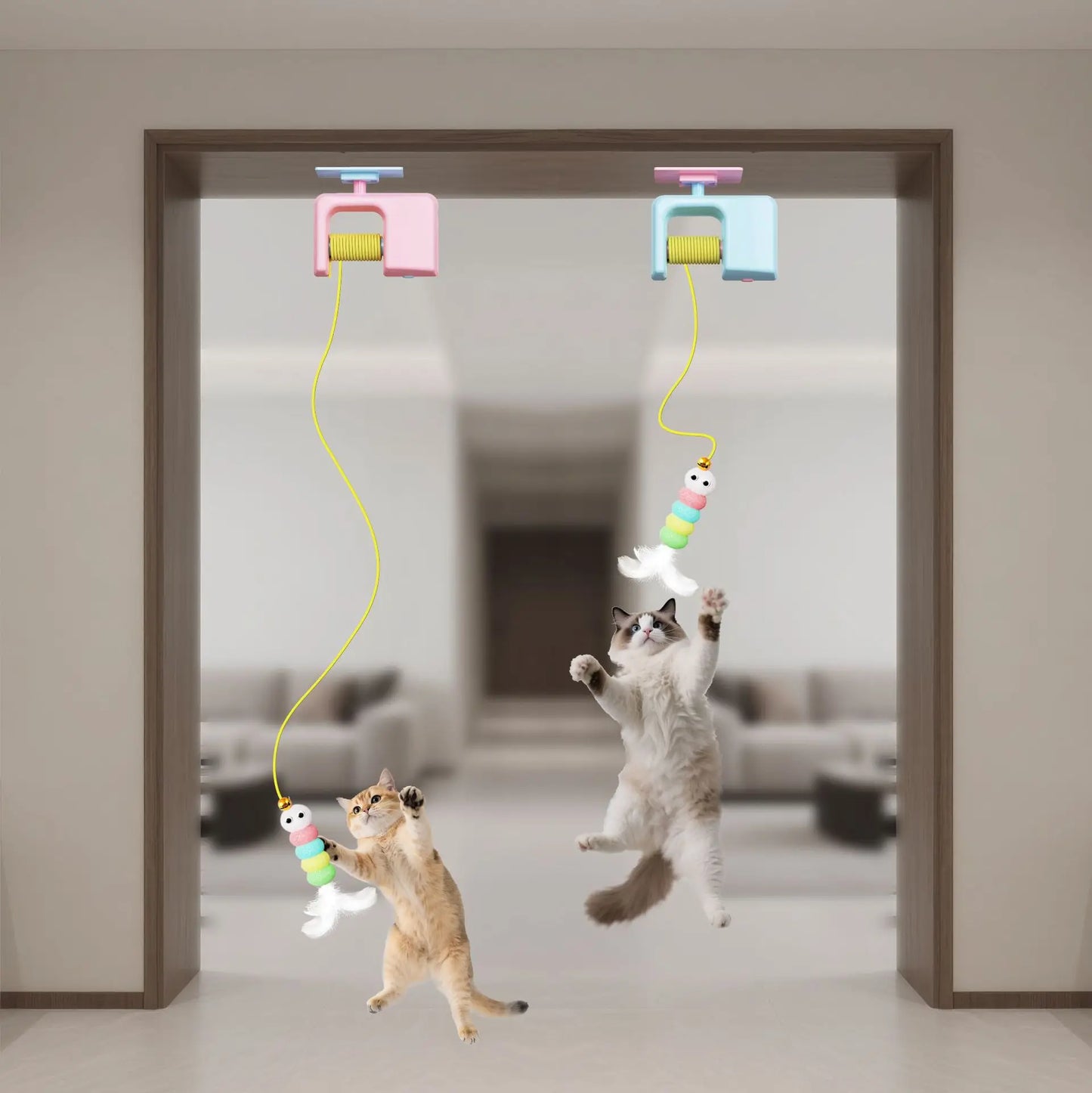 🇫🇷 Jouet suspendu électrique pour chat – Teaser à plume en forme de serpillière avec grelot, ressort et fixation pour jeu interactif 🇬🇧 Electric Hanging Cat Teaser Toy – Mop-Shaped Feather Bell with Spring & Swinging Motion for Kittens