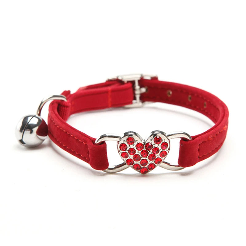 🇫🇷 Collier pour chat en velours avec cœur & grelot – Élastique, réglable et sécurisé, 8 couleurs, convient aussi aux petits chiens  🇬🇧 Velvet Cat Collar with Heart & Bell – Safety elastic, adjustable, 8 colors, also fits small dogs