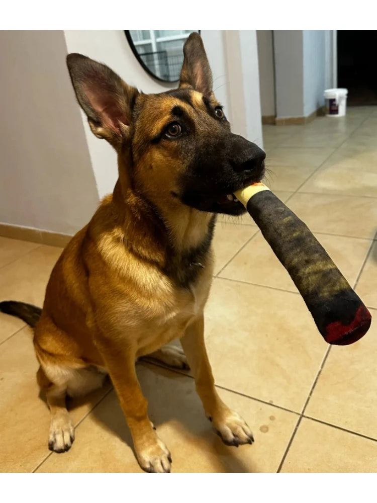 🇫🇷 Jouet cigare interactif pour chien – Peluche résistante avec couineur, idéal petits chiens, mâchage et jeu prolongé. 🇬🇧 Interactive cigar dog toy – Durable squeaky plush for small dogs, perfect for chewing and long play sessions.