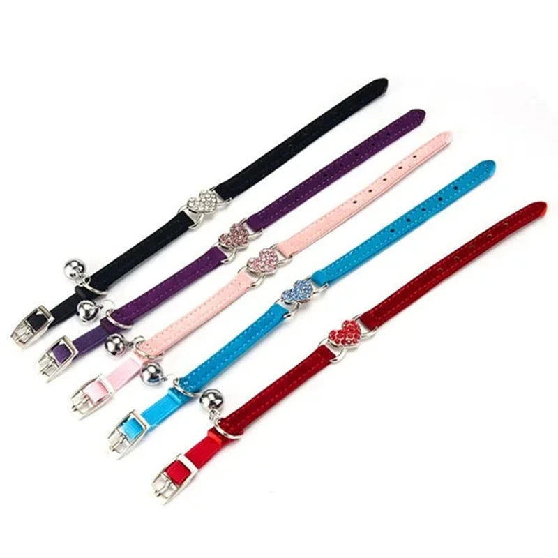 🇫🇷 Collier pour chat en velours avec cœur & grelot – Élastique, réglable et sécurisé, 8 couleurs, convient aussi aux petits chiens  🇬🇧 Velvet Cat Collar with Heart & Bell – Safety elastic, adjustable, 8 colors, also fits small dogs