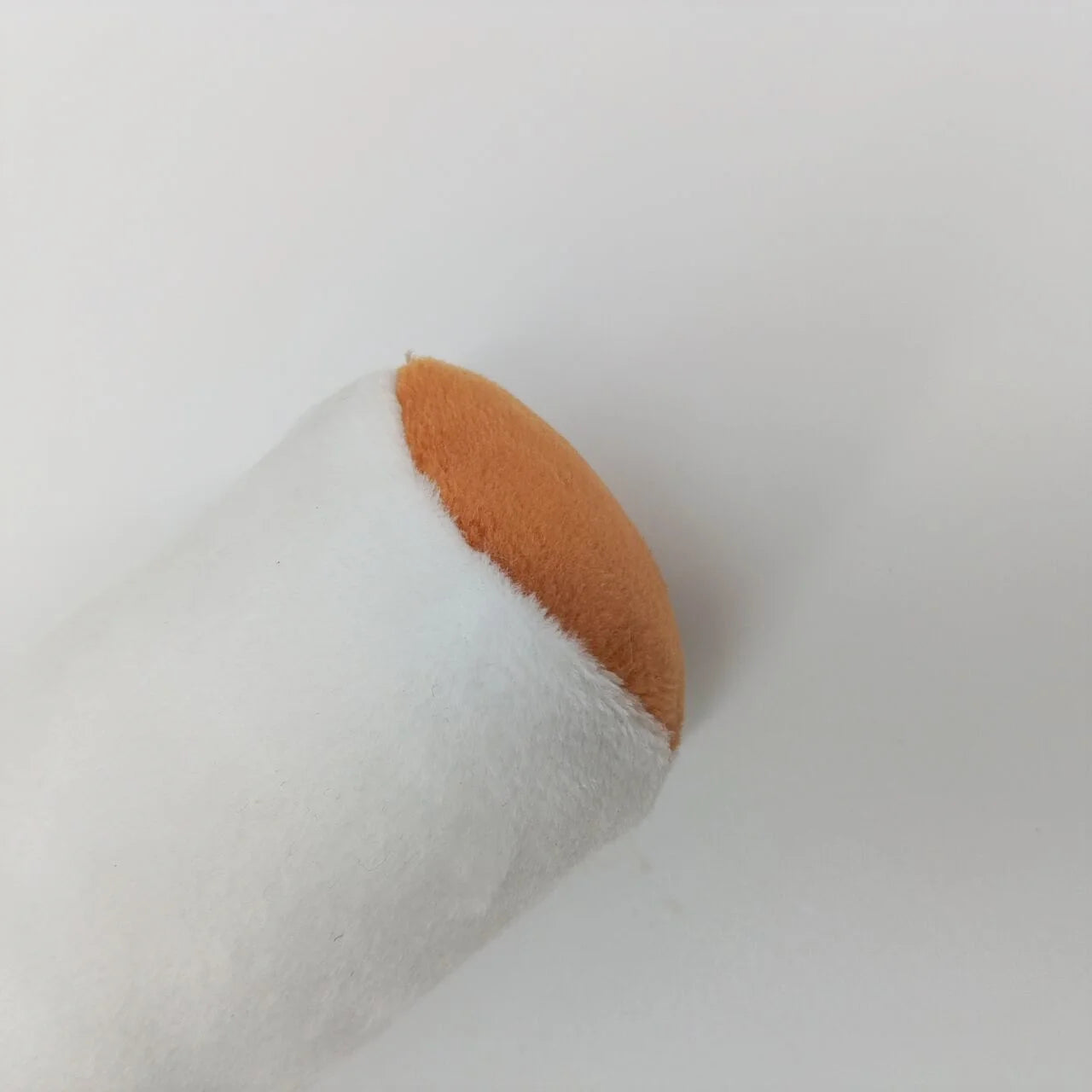 🇫🇷 Jouet cigare interactif pour chien – Peluche résistante avec couineur, idéal petits chiens, mâchage et jeu prolongé. 🇬🇧 Interactive cigar dog toy – Durable squeaky plush for small dogs, perfect for chewing and long play sessions.